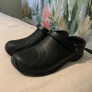 ANYWEAR Slip-on Clog